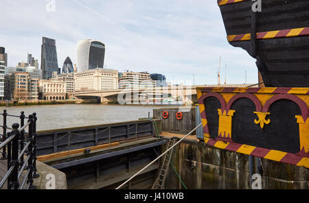 Replica del XVI secolo galeone Golden Hinde con la City di Londra grattacieli in background, St Mary Overie Dock, Bankside, Southwark, Londra, Inghilterra Foto Stock