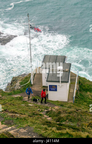 Due visitatori abbandonano la Nazionale Istituzione Coastwatch lookout a Cape Cornwall, Cornwall, Regno Unito Foto Stock