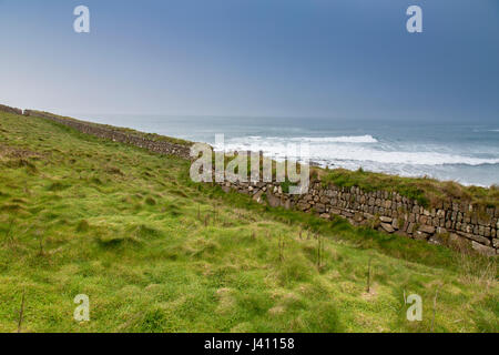 Una pietra a secco muro costruito da blocchi di granito di diverse dimensioni e colori a Cape Cornwall, Cornwall, Regno Unito Foto Stock