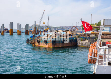 Istanbul è di nuovo Galataport cruise port del processo di costruzione con lavoro lavoratori sul sito flottante in Kadikoy Foto Stock