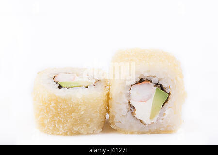 Fritto rotolo di sushi con gamberetti, crema di formaggio, avocado. Il cibo giapponese. Rullo a caldo con una crosta croccante su uno sfondo bianco. isolato. Foto Stock