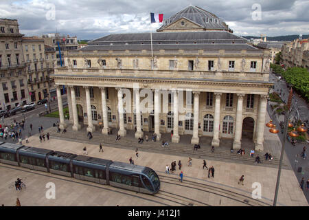 Il Grand Theatre de Bordeaux, un teatro lirico nella Place de la Comedie, Bordeaux, Francia, il fulcro della città Foto Stock