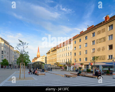 Square Leopold-Mistinger-Platz, chiesa Rudolfsheim 'Maria, Königin der Märtirer', persone a banchi, Wien, Vienna, 15. Rudolfsheim-Fünfhaus, Wien, Au Foto Stock