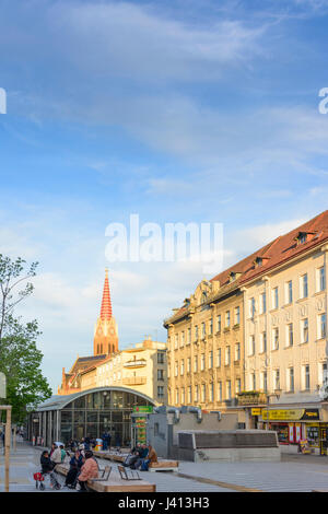 Square Leopold-Mistinger-Platz, chiesa Rudolfsheim 'Maria, Königin der Märtirer', persone a banchi, Wien, Vienna, 15. Rudolfsheim-Fünfhaus, Wien, Au Foto Stock