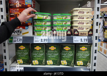 Tahini-basato halva in un negozio Foto Stock