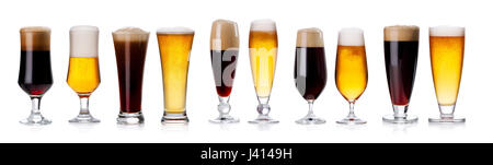 Insieme di tipi diversi di birra in vetri isolati su sfondo bianco Foto Stock