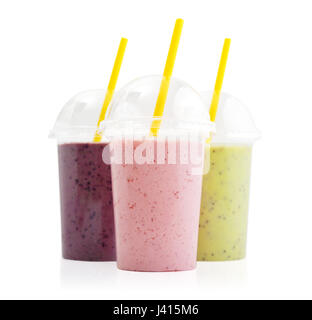 Frullati di frutta in bicchieri di plastica con mirtillo, fragola, kiwi, mora, lampone e banana isolato su sfondo bianco. Togliere le bevande conc Foto Stock