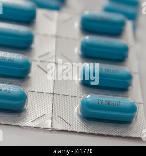 Close up di Tylenol completa caplet notturna in confezione blister. Foto Stock