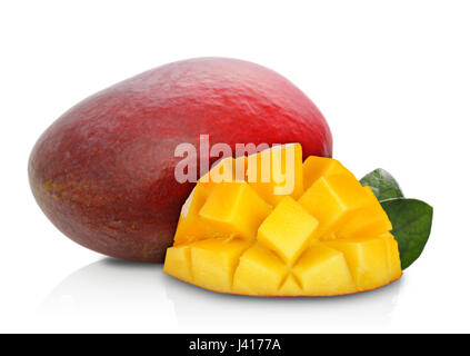 Mango maturo frutto isolato su sfondo bianco Foto Stock