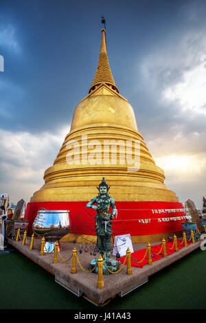 Grande Stupa dorato a blu cielo nuvoloso sul tetto del Wat Saket tempio a Bangkok, in Thailandia Foto Stock