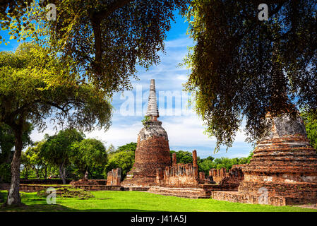 Grande Stupa in rovina a Wat Si Samphet Ayuttaya nella storica capitale della Thailandia Foto Stock