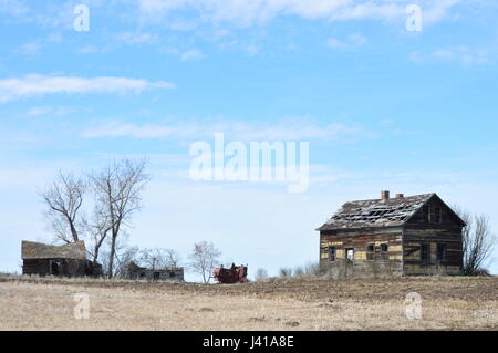 Abbandonate case coloniche e fienili sulla prateria canadese. Foto Stock