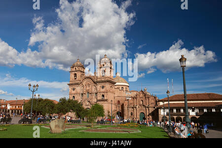 Cusco, Perù - Aprile 20, 2017: piazza centrale nella città di Cusco con grande armas cattedrale in day time Foto Stock