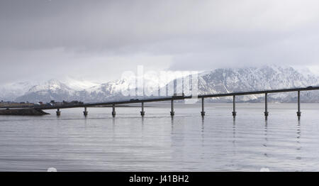 Il traffico attraversa il ponte Hadsel, Hadselbrua oltre Langøysundet tra Langøya Stokmarknes e. Stokmarknes Hadsel, Nordland, Norvegia Foto Stock