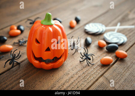 Vacanza Halloween sfondo con decorazioni di halloween, ragni e caramelle. Foto Stock