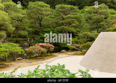 Dettaglio di Kogetsudai, cono di sabbia di nome 'Moon piattaforma di osservazione' presso il giardino di sabbia, noto come 'Sea di sabbia d'argento", Ginkaku-Ji, Kyoto, Giappone Foto Stock