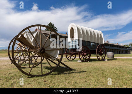 Carrello occidentale di fronte alla caserma di cavalleria. Settembre, 2016. Fort Laramie, Wyoming USA Foto Stock