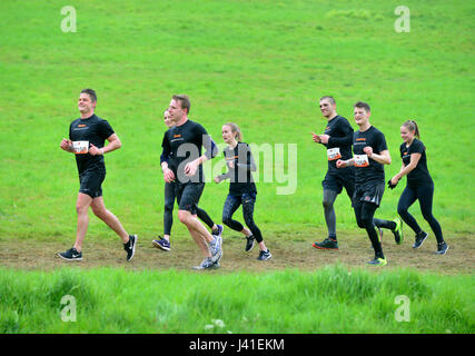 Robusto Mudder lancia nuove di zecca eventi a Henley on Thames,dura Mudder è un 12 mile (18-20 km) ostacolo corso destinato a test fisici e mentali forza 6 maggio 2017 foto da Brian Jordan Foto Stock