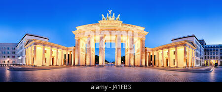 Brandenburger Tor (Porta di Brandeburgo) panorama, famoso punto di riferimento in Germania Berlino di notte Foto Stock