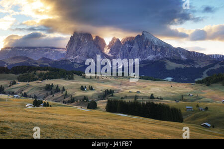 Paesaggio in alpeggio e picco, Alpe di Siusi Dolomiti Foto Stock