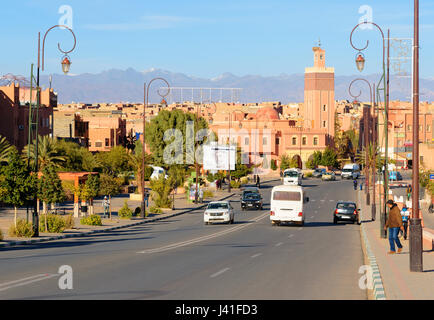 Ouarzazate, Marocco - Jan 4, 2017: vista sulla strada e la moschea. Area di Ouarzazate è film-making posizione, dove il Marocco il più grande studios Foto Stock