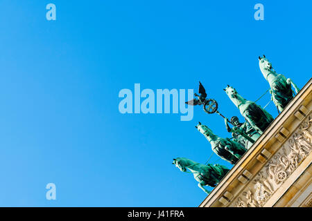 Dettaglio della quadriga statua sulla sommità della porta di Brandeburgo a Berlino Germania Foto Stock