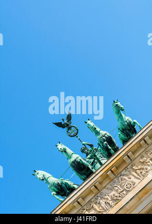 Dettaglio della quadriga statua sulla sommità della porta di Brandeburgo a Berlino Germania Foto Stock