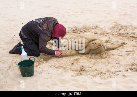 Uomo scultura tartaruga sabbia scultura sulla spiaggia a Weymouth mare, Dorset Regno Unito nel mese di maggio Foto Stock