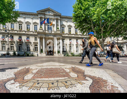 Hotel de Ville,Place de Horloge, ciottoli Mosaico di pietra, Avignone, Bouche du Rhone, Francia Foto Stock