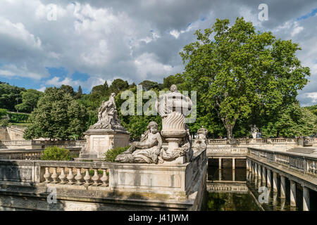 Le Nymphée con gruppo di sculture nel parco Les Jardin de la Fontaine in Nimes, Francia Foto Stock