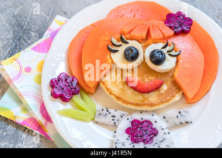 Funny Girl faccia pancake con frutta e bacche Foto Stock