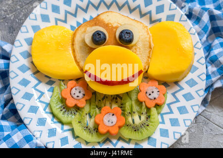 Funny monkey pancake con frutta per bambini prima colazione Foto Stock