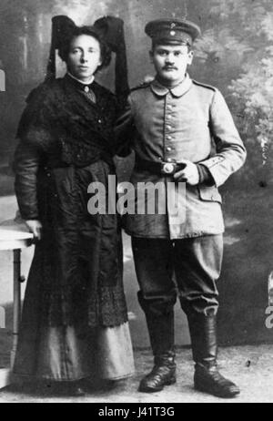 Un'immagine storica o una registrazione di Lina e Andreas Sutter di Gersbach nel 1915, che documenta un momento importante o una fotografia della vita dell'inizio del XX secolo nella regione. Foto Stock