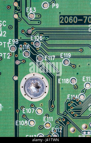 Dettaglio di un verde disco rigido scheda a circuito stampato (PCB) con piste conduttive e interconnessione verticale di accesso (VIA). Foto Stock