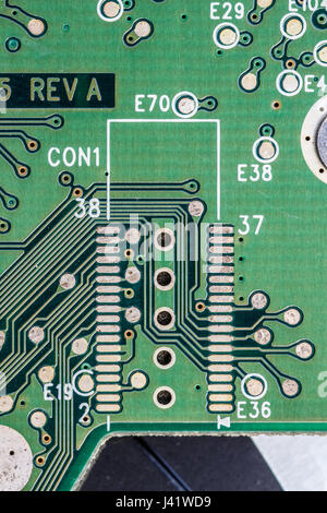 Dettaglio di un verde disco rigido scheda a circuito stampato (PCB) con piste conduttive e interconnessione verticale di accesso (VIA). Foto Stock