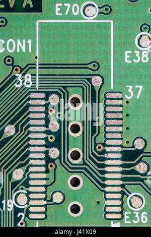 Dettaglio di un verde disco rigido scheda a circuito stampato (PCB) con piste conduttive e interconnessione verticale di accesso (VIA). Foto Stock