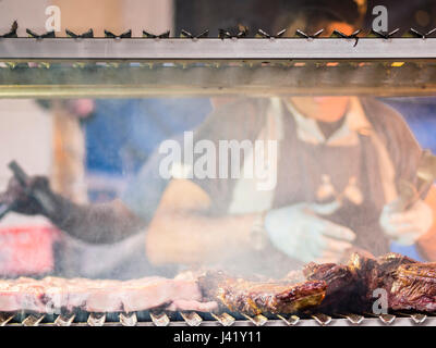 Grigliare carne rossa e salsicce al tramonto all'aperto incontro con amici e familiari Foto Stock