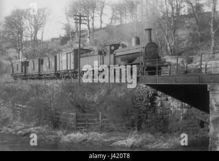 Questo si riferisce a una fotografia storica o a un riferimento alla locomotiva LNWR (London and North Western Railway) vicino a Llangefni, Galles, intorno al 1936. Cattura un momento nella storia delle ferrovie britanniche. Foto Stock