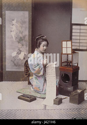 Kusakabe Kimbei, un famoso fotografo giapponese, viene catturato scrivendo una lettera. Il suo lavoro è noto per i suoi contributi alla fotografia della fine del XIX secolo, in particolare i ritratti e le rappresentazioni culturali del Giappone. Foto Stock