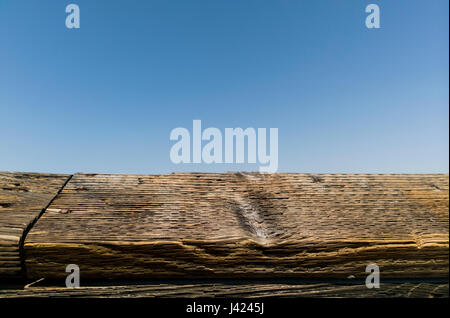 Legno stagionato rampa su un cielo blu. Foto Stock