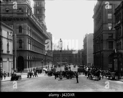 Questa immagine mostra Martin Place, una delle strade principali di Sydney, Australia, come si vede dalla Powerhouse Museum Collection. Mette in risalto lo stile architettonico, l'ambiente urbano e il significato storico della zona. Martin Place si è evoluto come uno spazio commerciale e pubblico chiave nel quartiere centrale degli affari di Sydney. Foto Stock