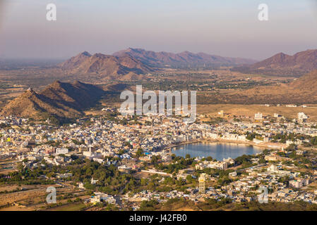 Vista aerea di Pushkar, la città con il lago Santo e le colline circostanti e il paesaggio rurale. Destinazione di viaggio nel Rajasthan, India. Foto Stock