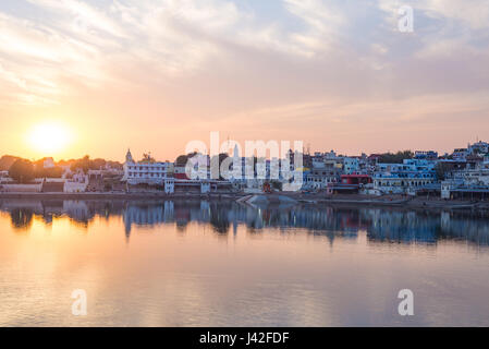 Paesaggio urbano di Pushkar, Rajasthan, India. Templi, edifici e ghats riflettendo sull'acqua santa del lago al tramonto. Foto Stock