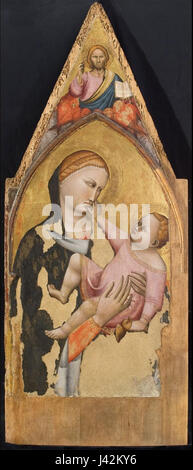 "Madonna col bambino" è un dipinto del 1350-1360, parte di un polittico e ora ospitato alla Galleria Nazionale dell'Umbria. Questa opera rappresenta la Madonna con il bambino nella tradizionale iconografia religiosa, che mostra l'arte religiosa medievale italiana. Foto Stock