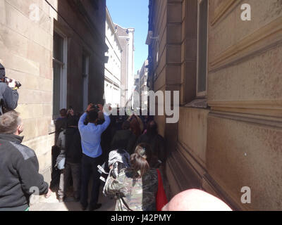 La foto cattura l'occupazione degli attivisti Love dell'edificio della Bank of England a Liverpool il 29 aprile 2015. La protesta faceva parte di una serie di dimostrazioni che sostenevano la giustizia sociale e la riforma economica. Foto Stock