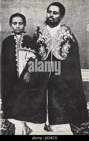 Questa fotografia storica mostra Lij Teferi (in seguito imperatore Haile Selassié d'Etiopia) con suo padre, Ras Makonnen, una figura militare di spicco nella storia etiope. Evidenzia il loro ruolo significativo nella politica e nella società etiope durante l'inizio del XX secolo. Foto Stock
