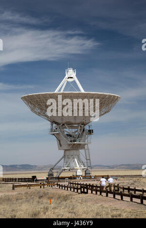 Datil, New Mexico - la grande schiera di radio telescopio è costituito da 27 grandi antenne paraboliche come questo sulle pianure di San Agustin in western New Foto Stock