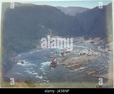 Questa fotografia di Kusakabe Kimbei, un famoso fotografo giapponese dell'era Meiji, cattura le dinamiche rapide di Kioto, mostrando la bellezza naturale e la cultura del Giappone alla fine del XIX secolo. Foto Stock