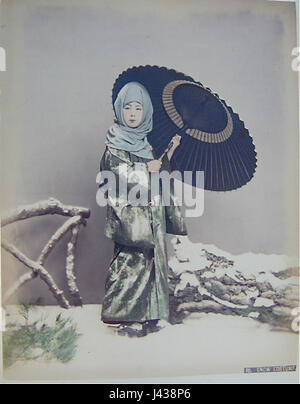 Kusakabe Kimbei era un famoso fotografo giapponese, noto per i suoi ritratti e le raffigurazioni della vita tradizionale giapponese. Questa fotografia della sua collezione mostra un modello che indossa un costume da neve, che riflette la bellezza e il significato culturale dell'abbigliamento giapponese e delle tradizioni invernali. Foto Stock