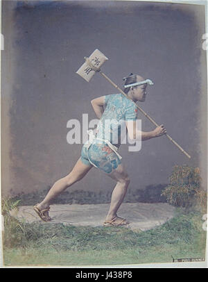 Una fotografia di Kusakabe Kimbei, un rinomato fotografo giapponese, che raffigura un corriere postale, che probabilmente mostra il servizio postale giapponese o la vita rurale durante l'era Meiji. Foto Stock